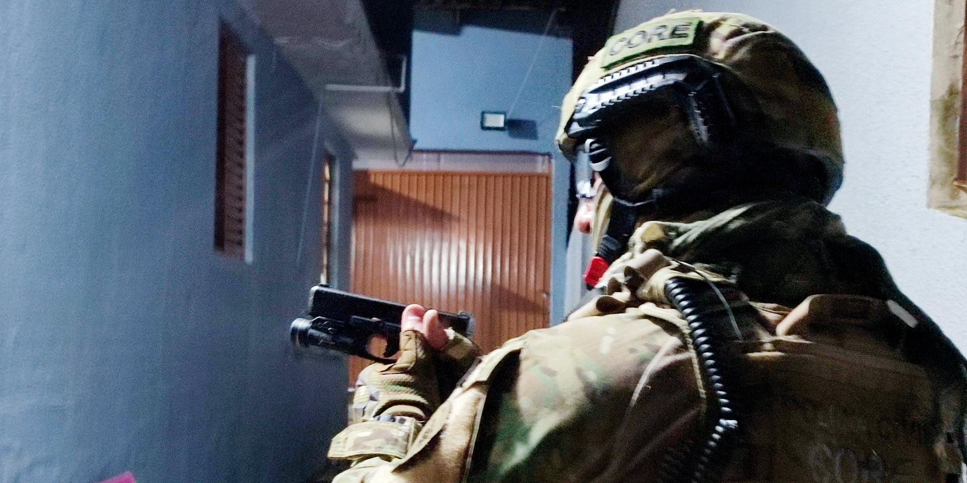 Houve cumprimento de 18 mandados de busca e apreens&atilde;o e 15 mandados de pris&atilde;o