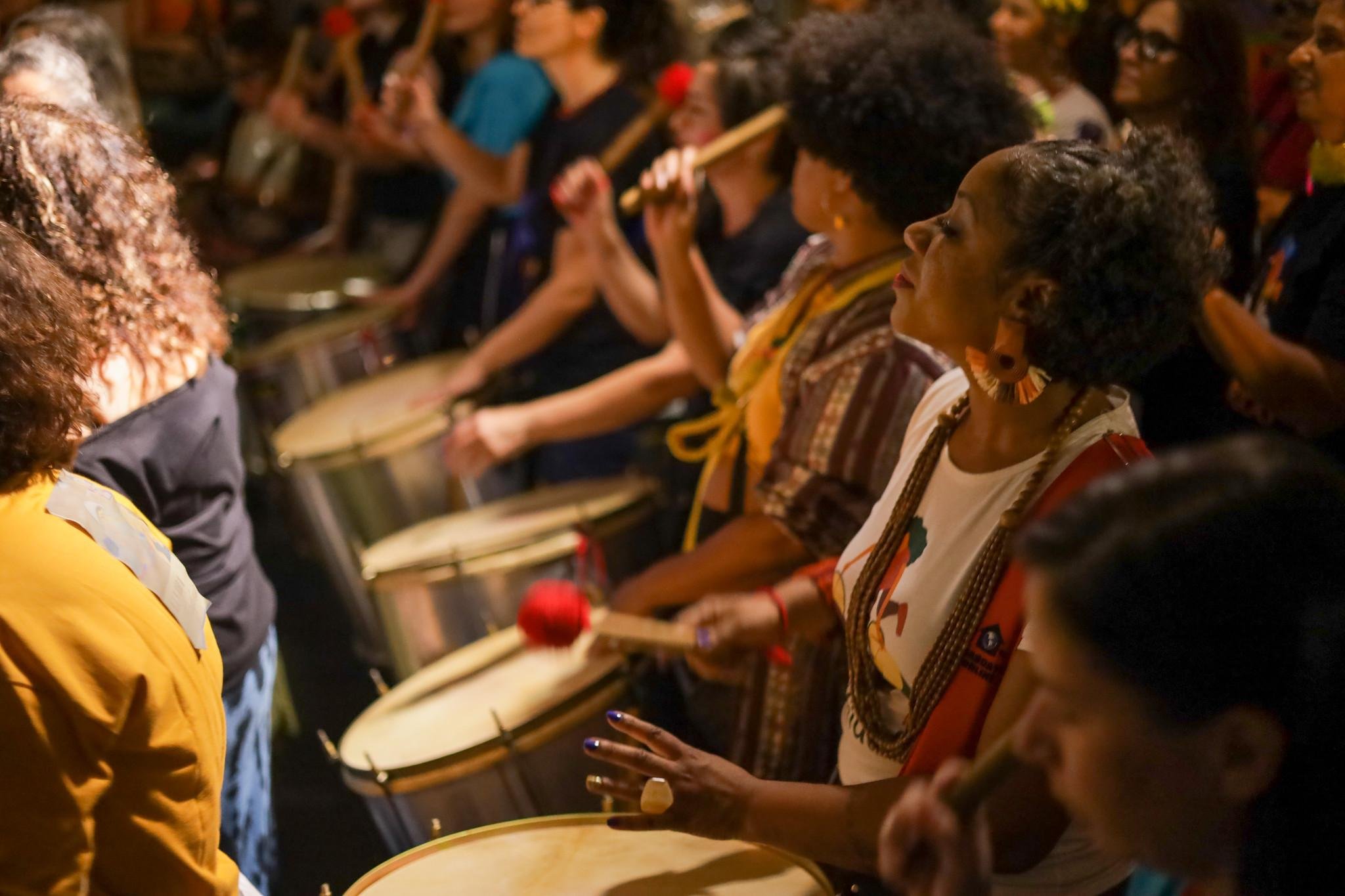 As Batucas: Orquestra Feminina de Bateria e Percuss&atilde;o toca ritmos brasileiros s&atilde;o o fio condutor da orquestra, regida por Biba Meira e Julia Pianta