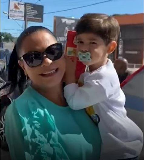 Ruth Dias e o neto, filho de Mar&iacute;lia Mendon&ccedil;a