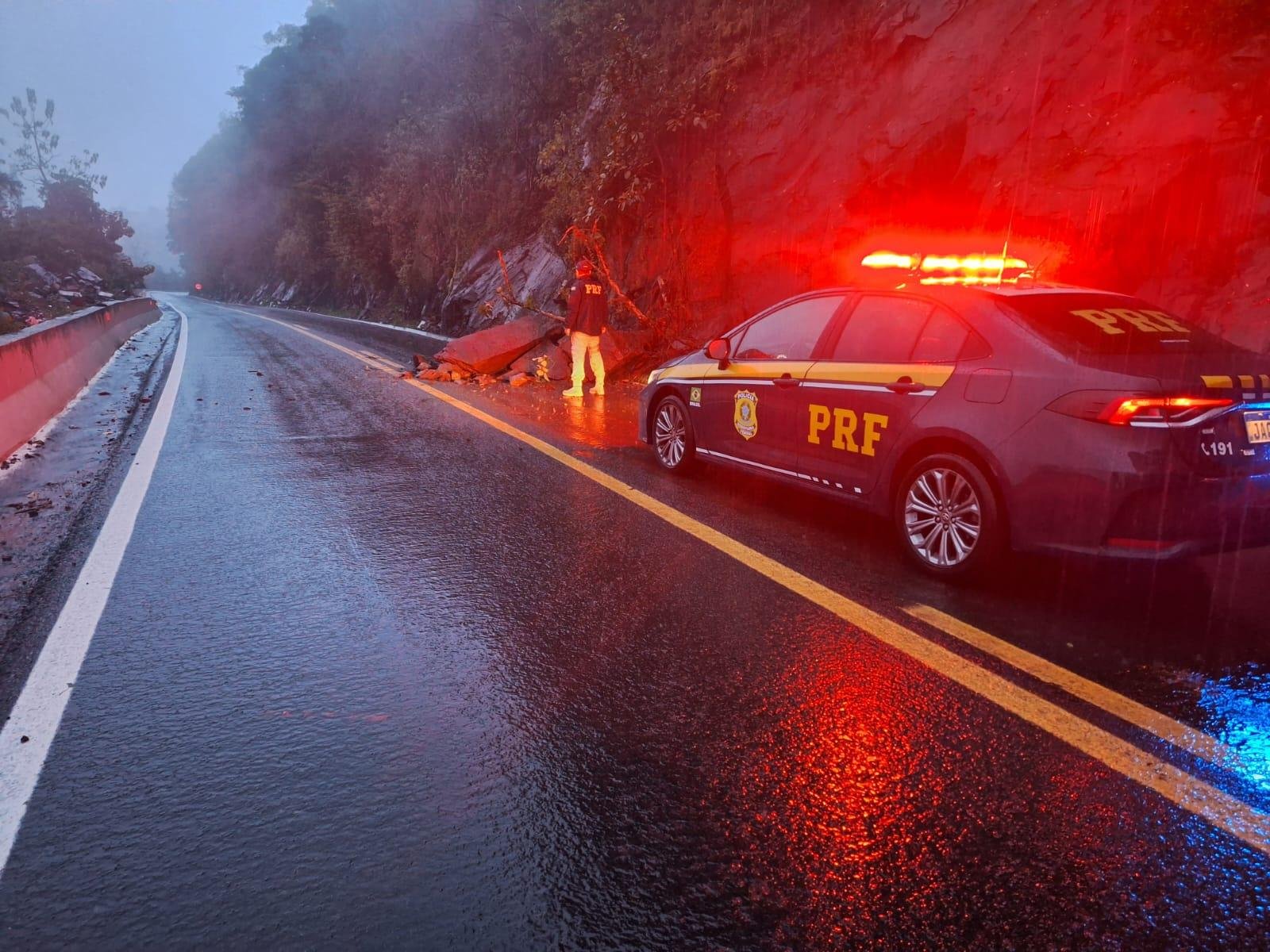 De acordo com a PRF, tr&acirc;nsito est&aacute; totalmente bloqueado na altura do km 179 da rodovia