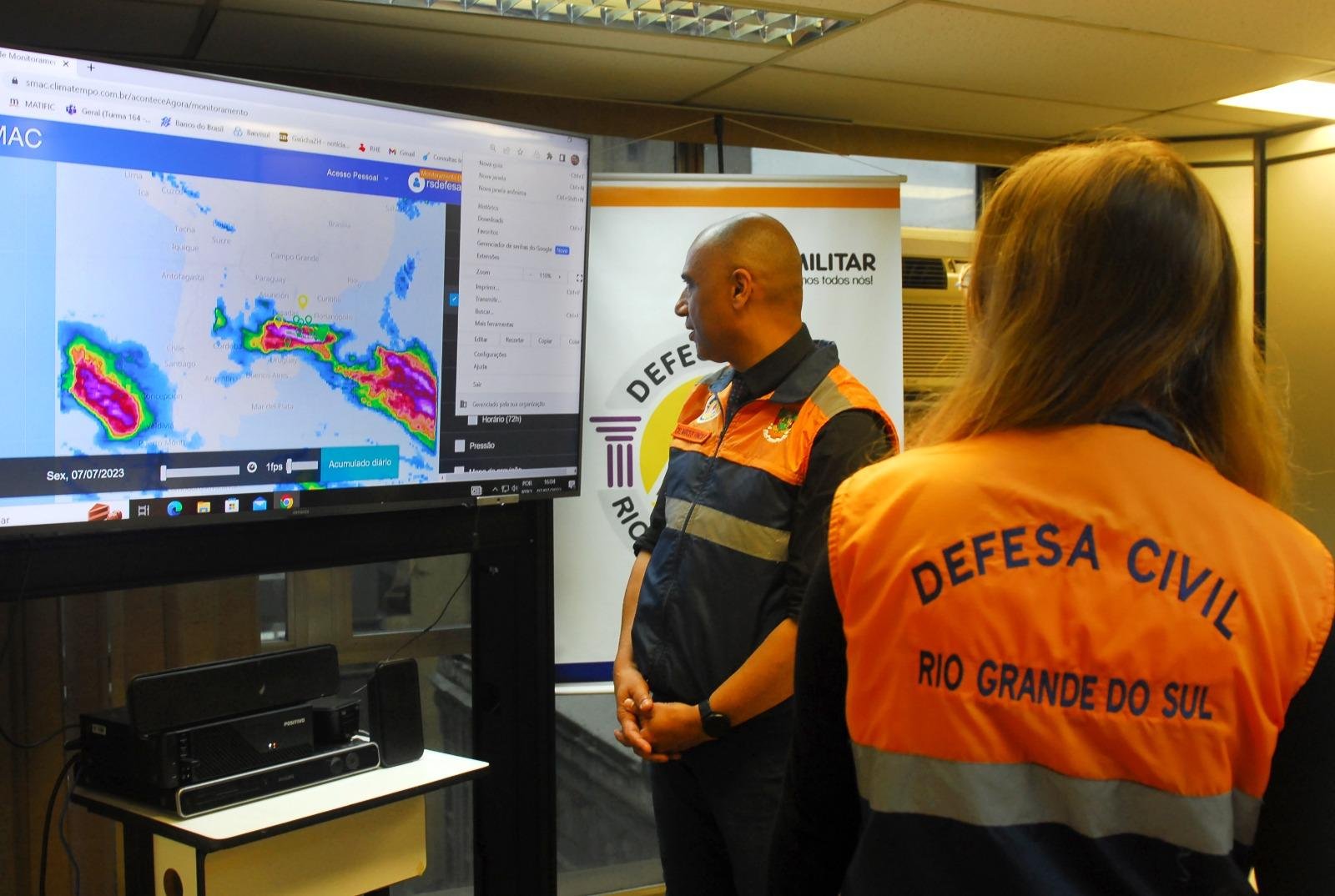 Equipe da Defesa Civil ga&uacute;cha monitora em tempo real o avan&ccedil;o das chuvas pelo Estado.