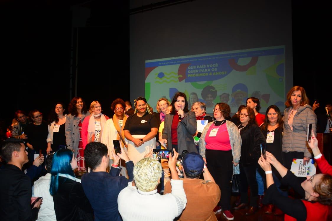 Ministra Simone Tebet chamou mulheres ao palco durante PPA Participativo no RS