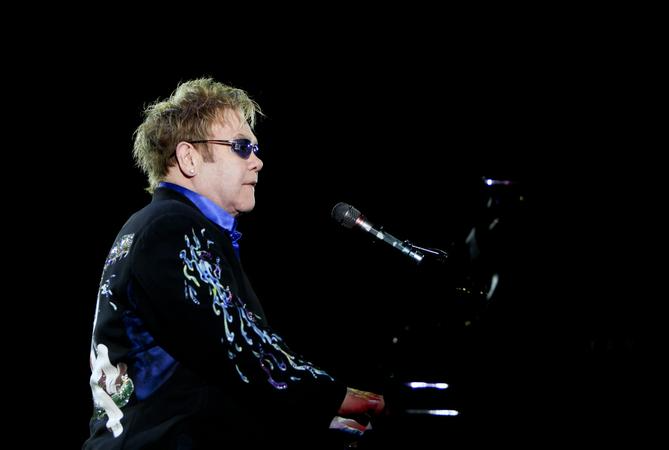 Artista Elton John realiza &uacute;ltimo show oficial, na turn&ecirc; "Farewell Yellow Brick Road"