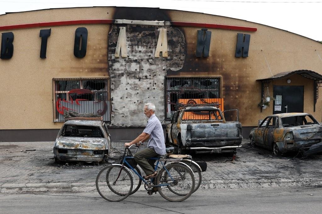 Em Donetsk, ciclista percorre a cidade destru&iacute;da pela guerra