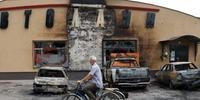 Em Donetsk, ciclista percorre a cidade destruída pela guerra