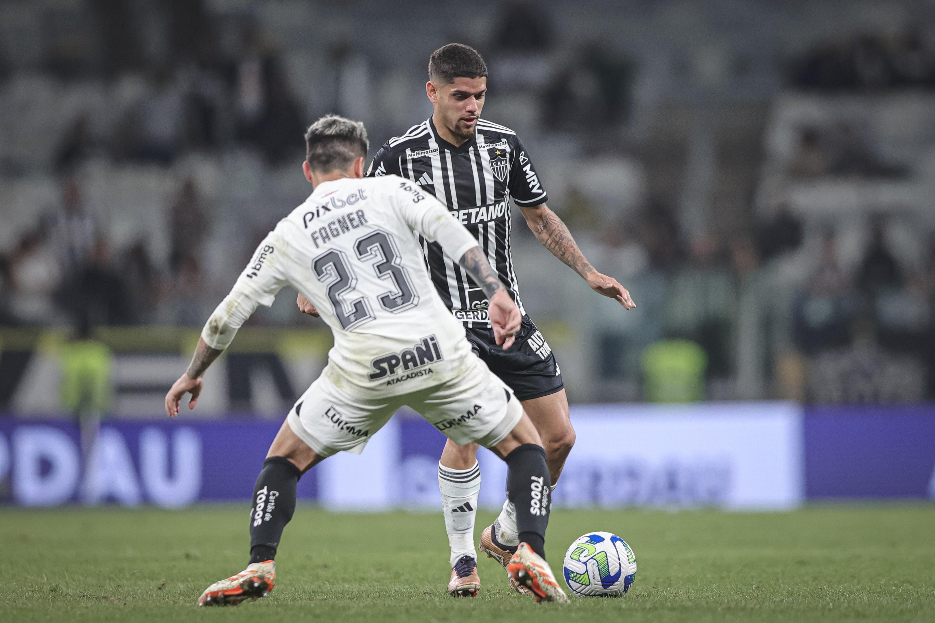 Time de Vanderlei Luxemburgo ganhou de 1 a 0, com gol de R&oacute;ger Guedes aos 39 minutos do primeiro tempo