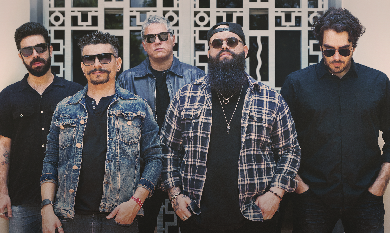 A Red Sand King transita entre o Indie e o Pop, incorporando elementos do Hard Rock, sobretudo dos anos 1980 e 1990