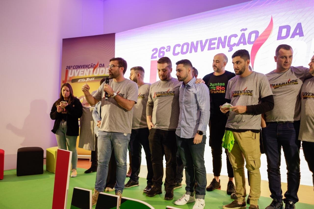 Fifo Parenti (ao microfone) foi eleito o novo presidente da Juventude do MDB