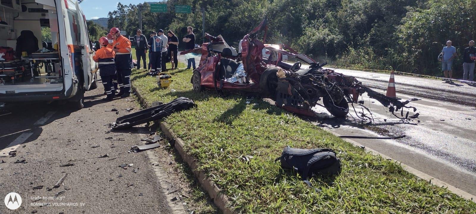 De acordo com o Corpo de Bombeiros Volunt&aacute;rios, o acidente teria sido causado por ac&uacute;mulo de &aacute;gua na pista, o que teria ocasionado a aquaplanagem do autom&oacute;vel. O motorista do caminh&atilde;o n&atilde;o sofreu ferimentos.