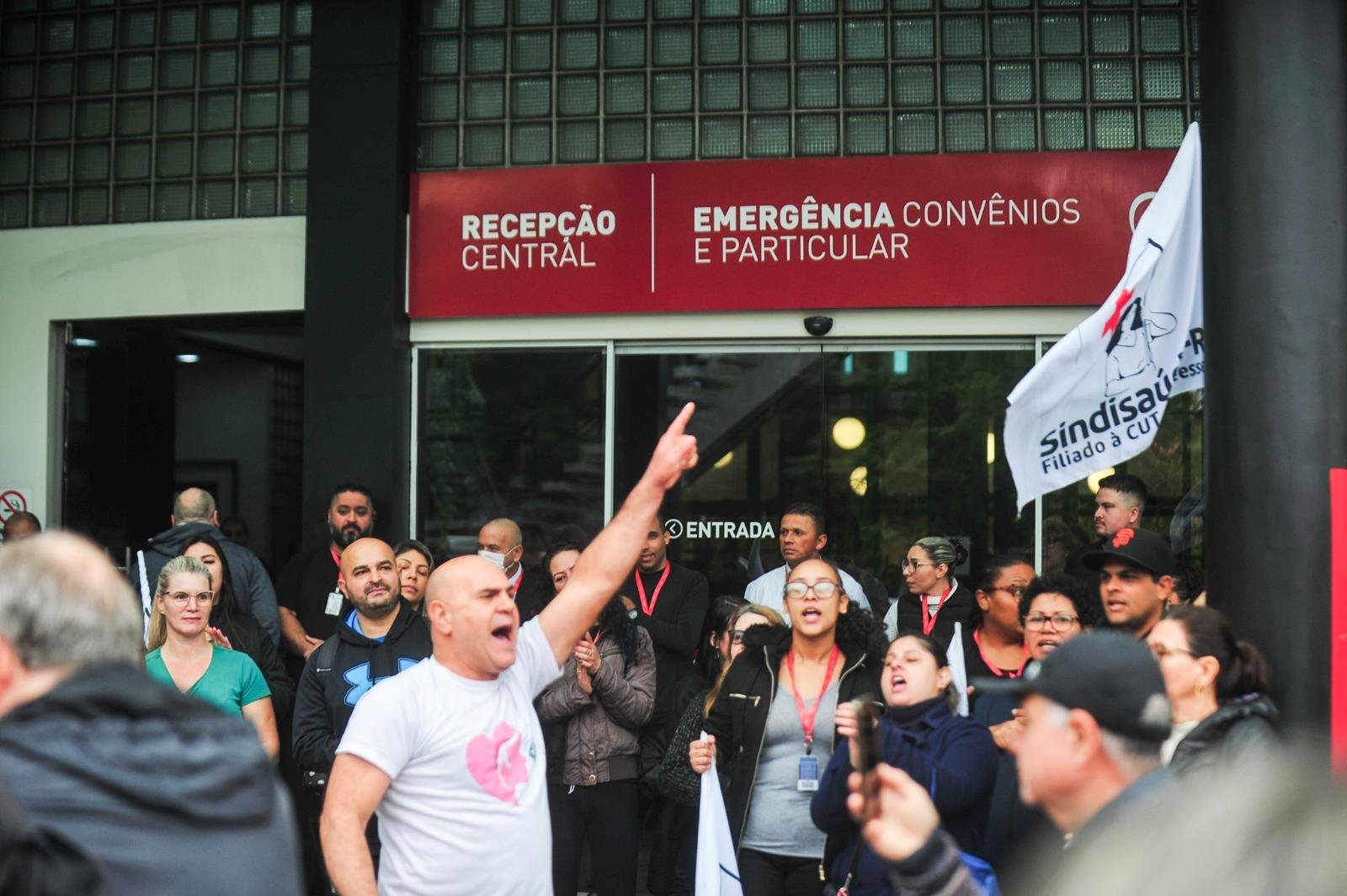 Funcion&aacute;rios aprovaram em assembleia indicativo de greve a partir da pr&oacute;xima sexta-feira