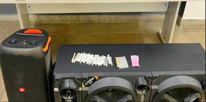 Houve seis pris&otilde;es e apreens&atilde;o de cigarros eletr&ocirc;nicos, bebidas, caixas de som, drogas e arma de fogo
