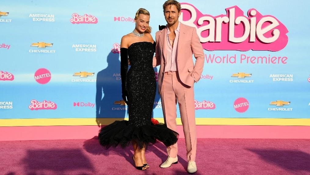 Margot Robbie vestiu um modelo preto luminoso e Ryan Gosling, terno rosa