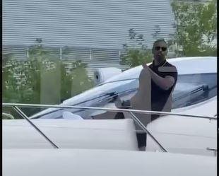 Jammie Fox foi visto fazendo passeio de barco