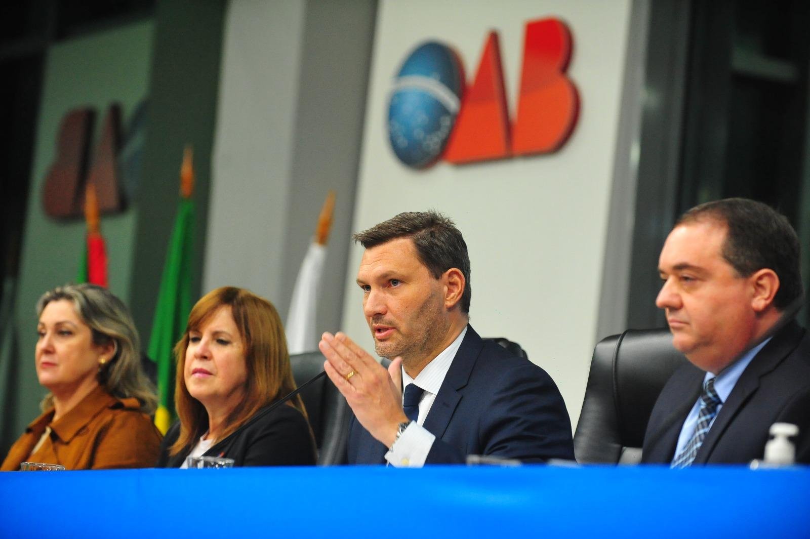 O presidente da OAB/RS, Leonardo Lamachia, ressaltou que a parceria com o TJ/RS vai al&eacute;m da capacita&ccedil;&atilde;o, pois transmite conhecimento e abre oportunidades para a advocacia sugerir melhorias no &acirc;mbito jurisdicional.