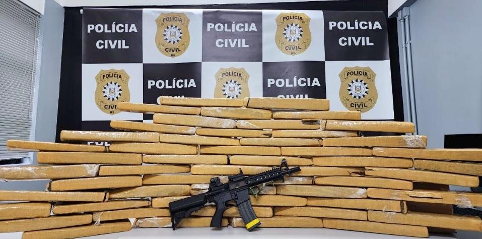 Al&eacute;m da droga, um simulacro de fuzil e um balan&ccedil;a de precis&atilde;o foram recolhidos
