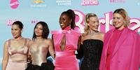 As atrizes America Ferrera, Ariana Greenblatt, Issa Rae, Margot Robbie e a diretora Greta Gerwig em premiere de 'Barbie'