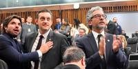 Guilherme Pasin (PP) e líder do governo Frederico Antunes (PP) comemoram aprovação da LDO