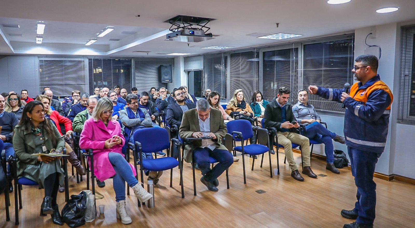 Representantes da Comiss&atilde;o Permanente de Atua&ccedil;&atilde;o em Emerg&ecirc;ncias, Defesa Civil e outros &oacute;rg&atilde;os p&uacute;blicos municipais envolvidos no atendimento a enchentes estavam presentes na reuni&atilde;o