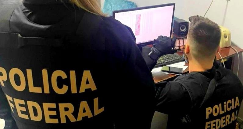 Computador, pendrive e telefone celular foram apreendidos para a per&iacute;cia