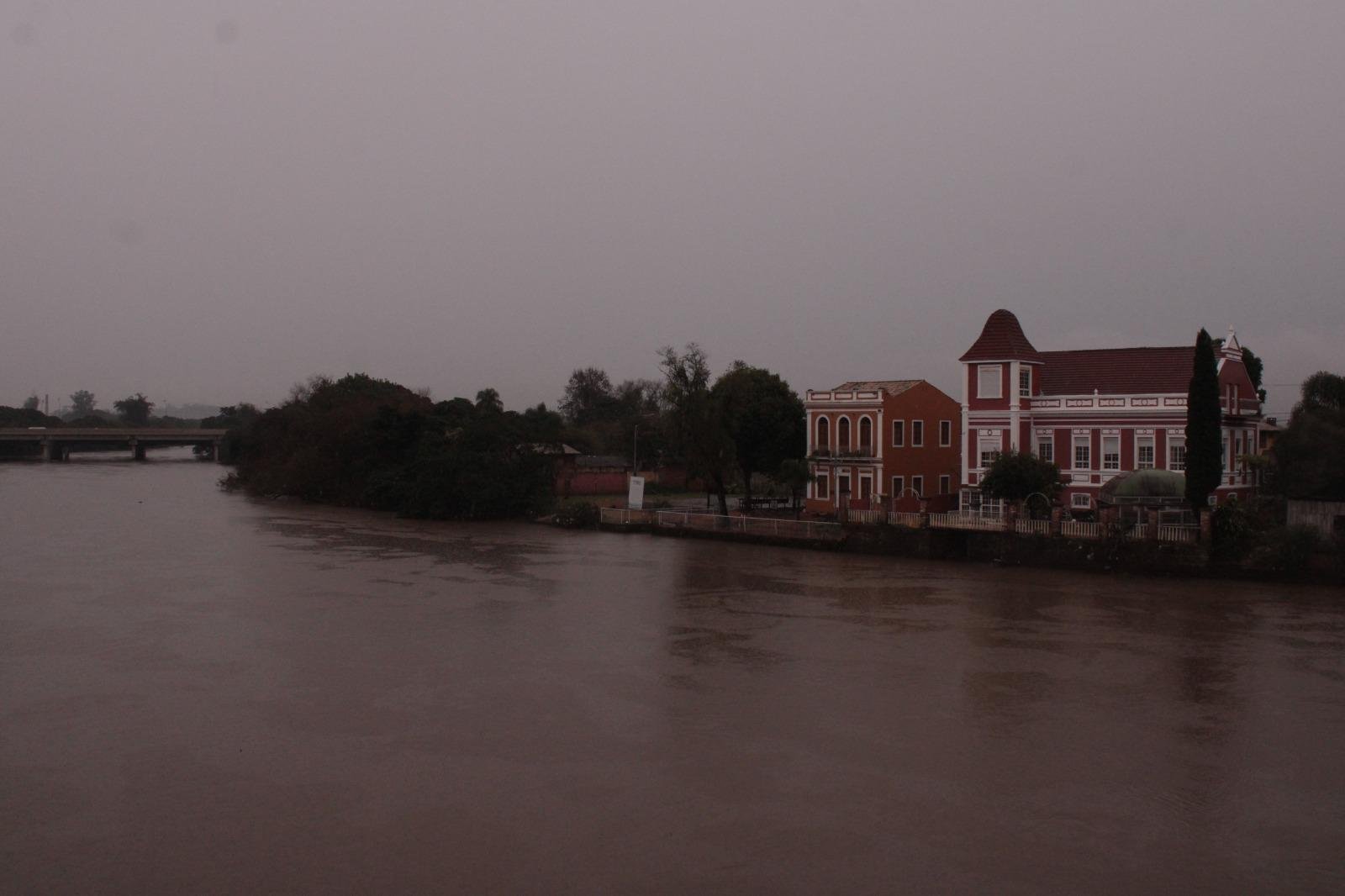 O Rio dos Sinos, em S&atilde;o Leopoldo, &eacute; um dos que pode ter inunda&ccedil;&otilde;es devido &agrave;s chuvas cont&iacute;nuas.
