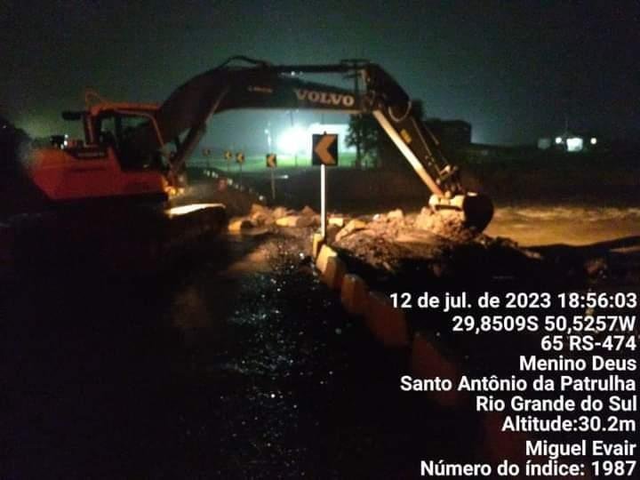 A ponte provis&oacute;ria foi constru&iacute;da ap&oacute;s os danos causados pelo ciclone extratropical, em junho.