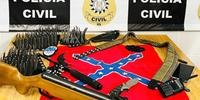 Facas, arma de fogo e bandeira usada por grupos racistas e supremacistas brancos foram recolhidas