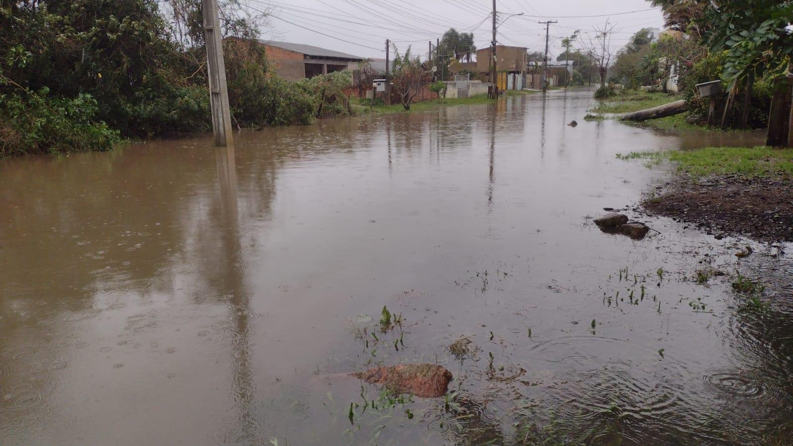 Alagamento no bairro H&iacute;pica, na zona sul