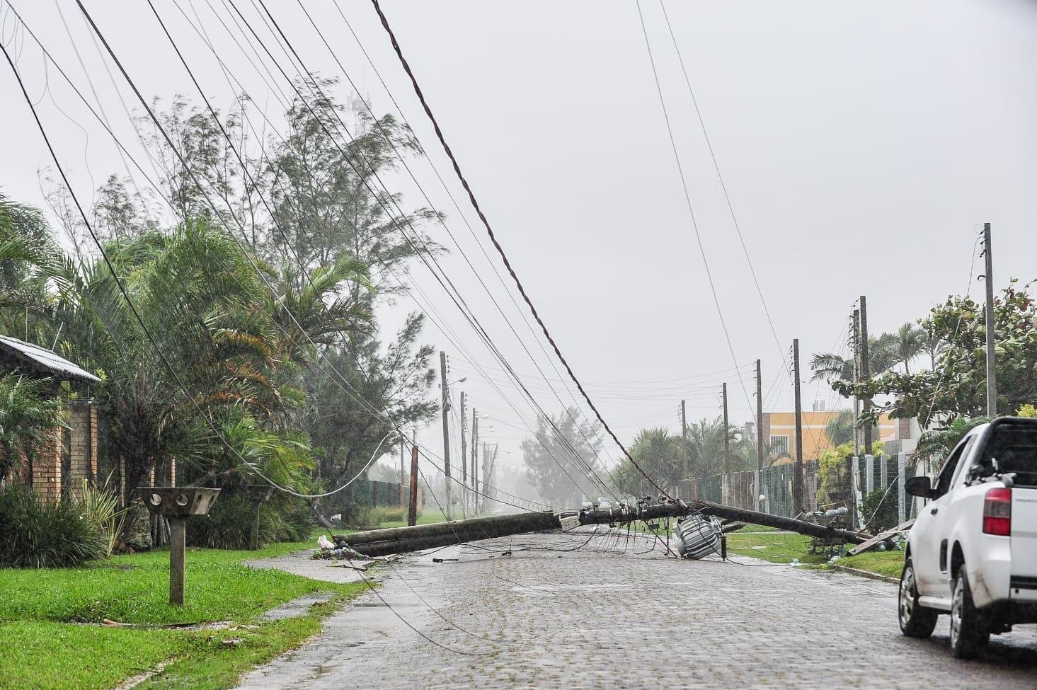 Os munic&iacute;pios repassam as informa&ccedil;&otilde;es para a Defesa Civil Estadual.  Na nova atualiza&ccedil;&otilde;es constam que 22 munic&iacute;pios reportaram ocorr&ecirc;ncia de vendaval, 13 de granizo, cinco de alagamentos e tr&ecirc;s munic&iacute;pio reportaram inunda&ccedil;&otilde;es