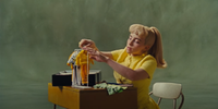 Videoclipe apresenta uma Billie Eilish caracterizada de uma versão mais antiga da Barbie e sozinha, organizando trajes de boneca em uma mesa