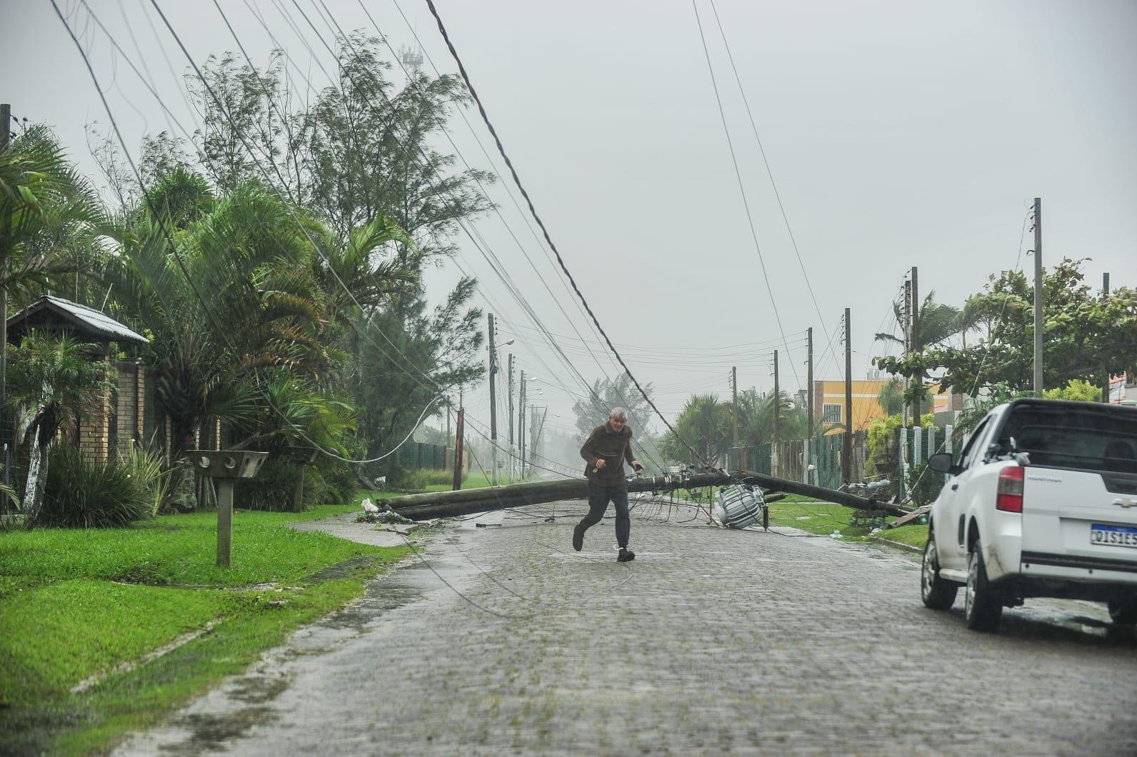 Desabamentos e quedas de postes geraram riscos &agrave; popula&ccedil;&atilde;o