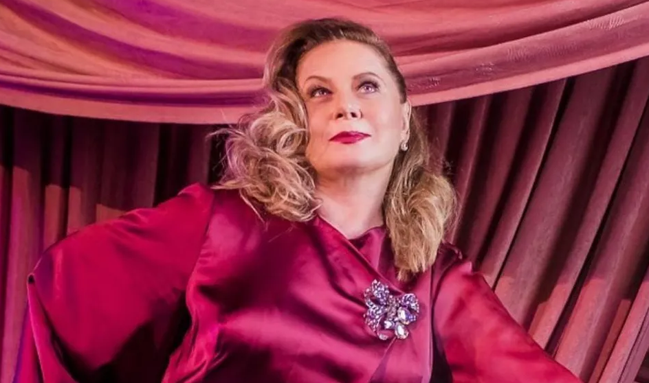 Vera Fischer interpreta uma septuagen&aacute;ria que recebe a not&iacute;cia de que seu &uacute;nico filho vai se casar com uma mulher desconhecida