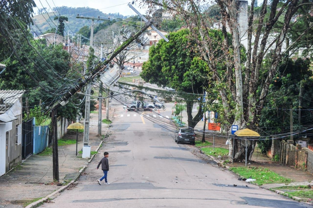 Moradores afirmam que estrutura oferece perigo e pedem provid&ecirc;ncias da CEEE Equatorial