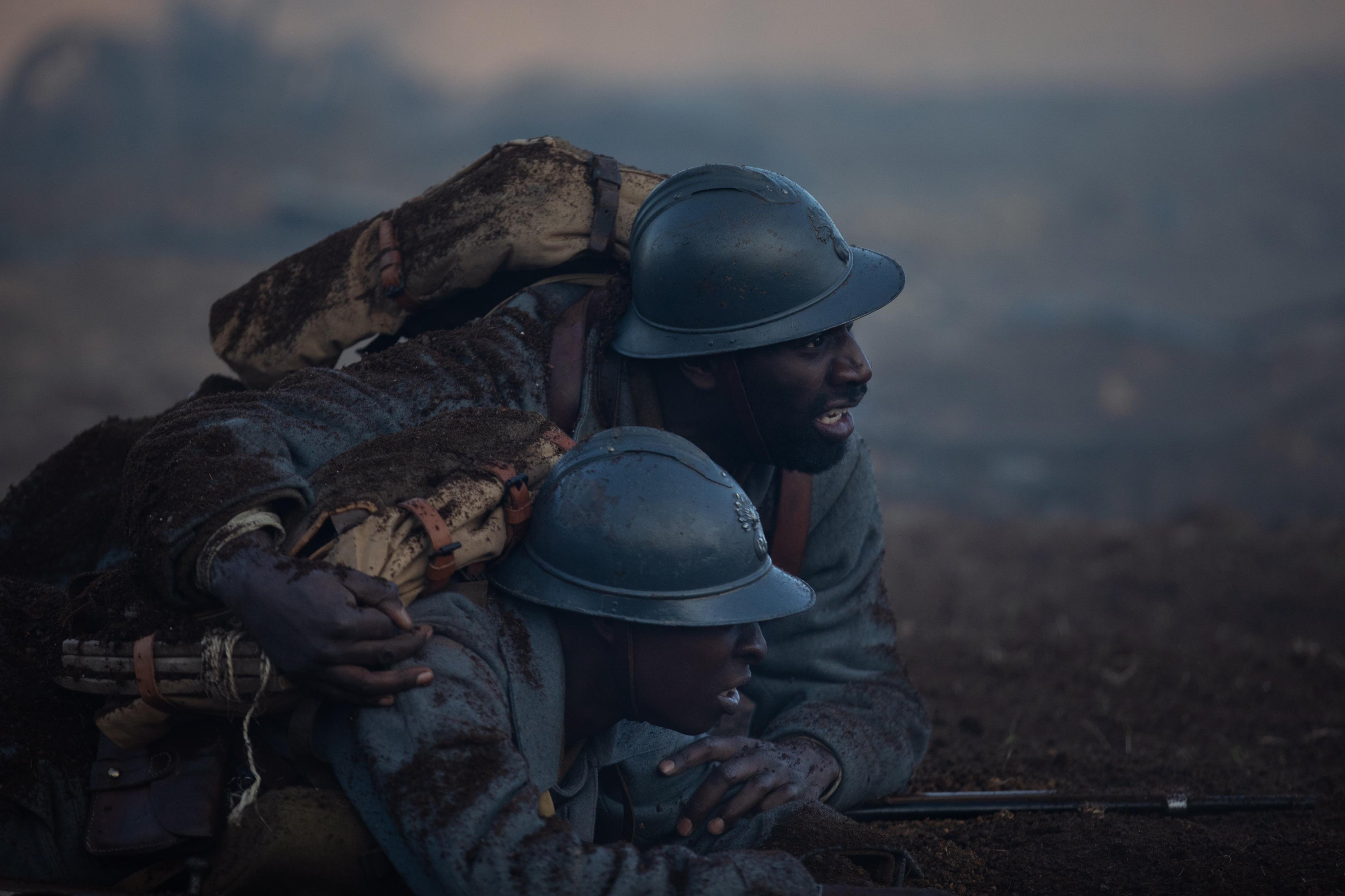 Omar Sy interpreta um pai senegal&ecirc;s que faz de tudo para salvar seu filho de 17 anos, que foi recrutado para lutar pelos franceses na IGuerra Mundial.
