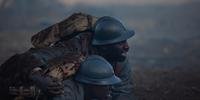 Omar Sy interpreta um pai senegalês que faz de tudo para salvar seu filho de 17 anos, que foi recrutado para lutar pelos franceses na IGuerra Mundial.