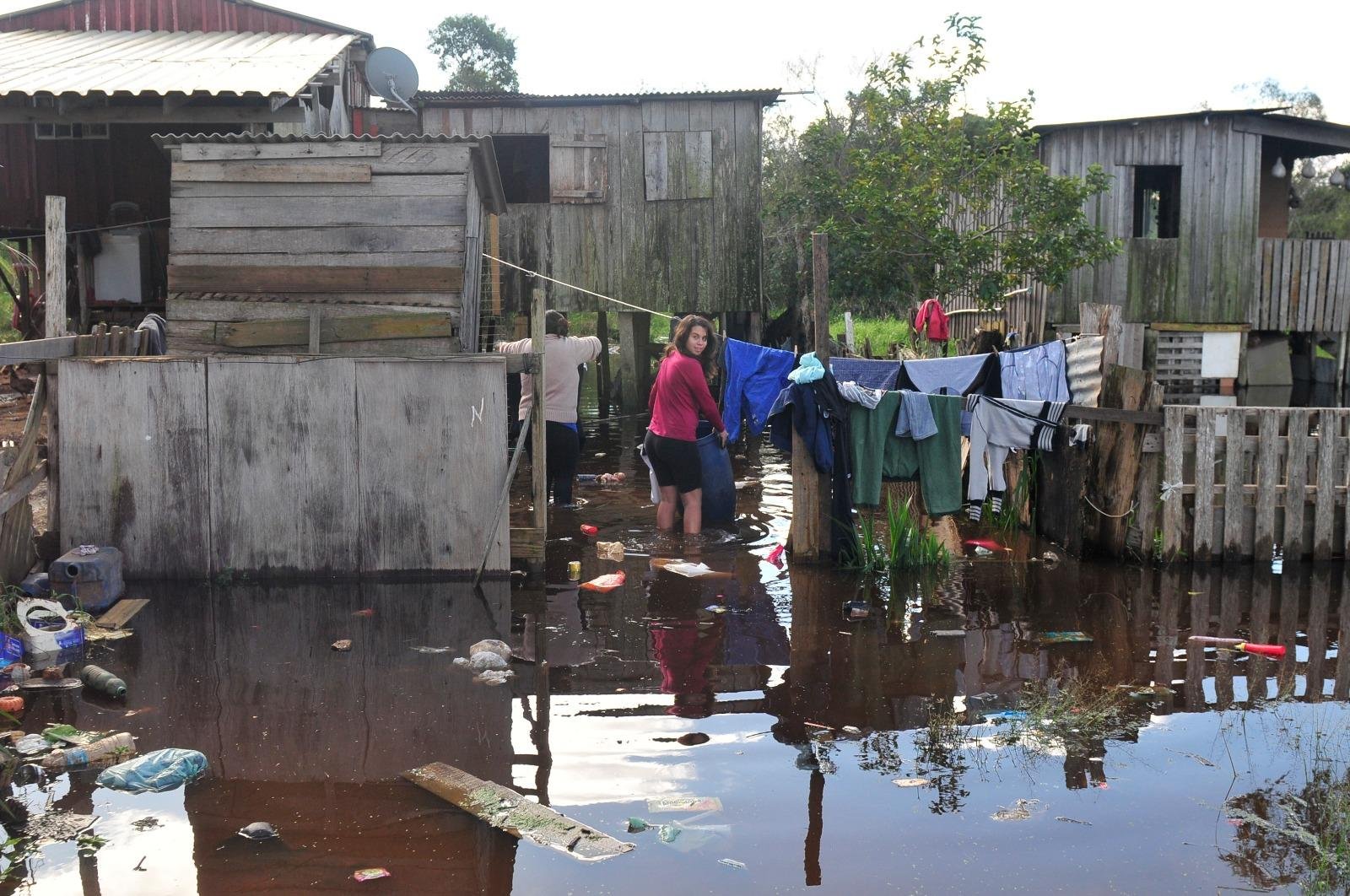Mesmo em meio &agrave; inunda&ccedil;&atilde;o, moradores da Ilha das Flores aproveitam o sol para secar roupas.