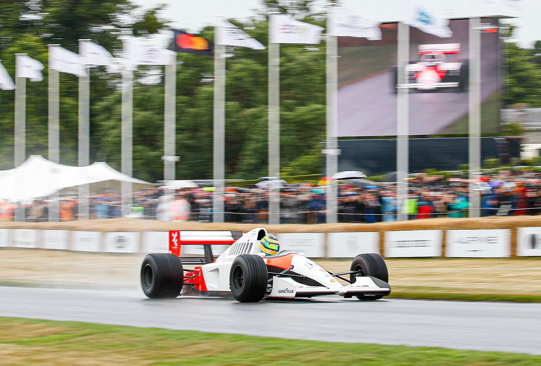 Bruno Senna na chuva com o McLaren de 1991
