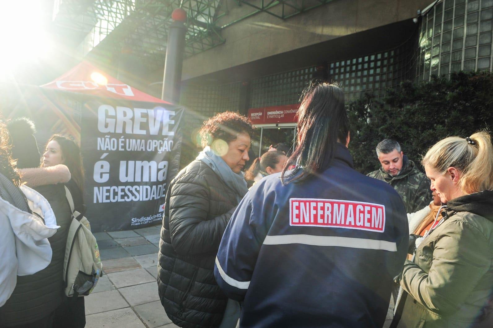 No in&iacute;cio desta sexta-feira, profissionais da enfermagem se mobilizaram na frente do Instituto de Cardiologia