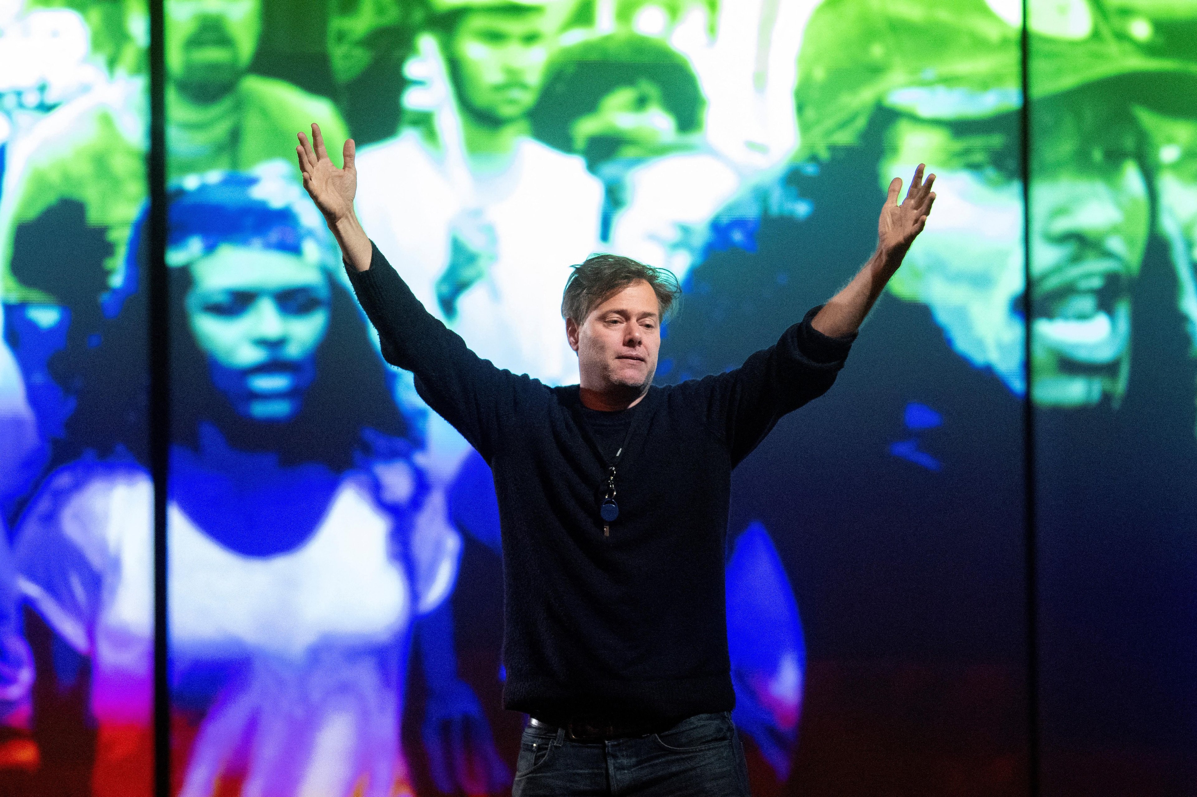 Diretor su&iacute;&ccedil;o Milo Rau em ensaio de seu mais recente projeto "Ant&iacute;gona na Amaz&ocirc;nia", uma vers&atilde;o atualizada de "Ant&iacute;gona" transpondo a trag&eacute;dia grega para a floresta amaz&ocirc;nica e reencenando um massacre. Foto de maio de 2023