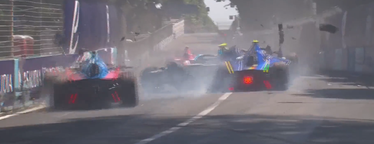 Piloto brit&acirc;nico Sam Bird perdeu o controle do seu monoposto, rodou na pista e acabou com o carro travessado em um ponto cego