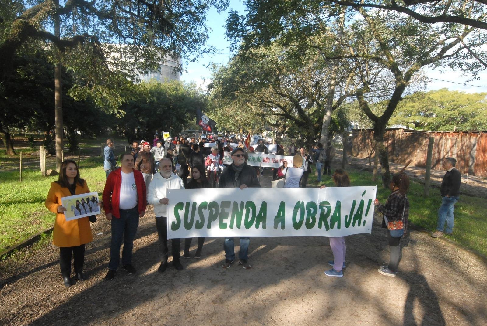 Manifestantes caminharam da lateral do parque, passando pela Orla, em dire&ccedil;&atilde;o &agrave; R&oacute;tula das Cuias.