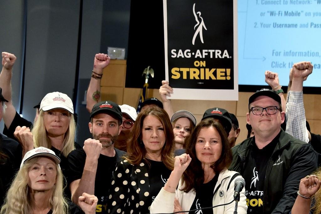A atriz Fran Drescher (casaco branco) lidera a greve de atores
