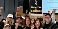 A atriz Fran Drescher (casaco branco) lidera a greve de atores