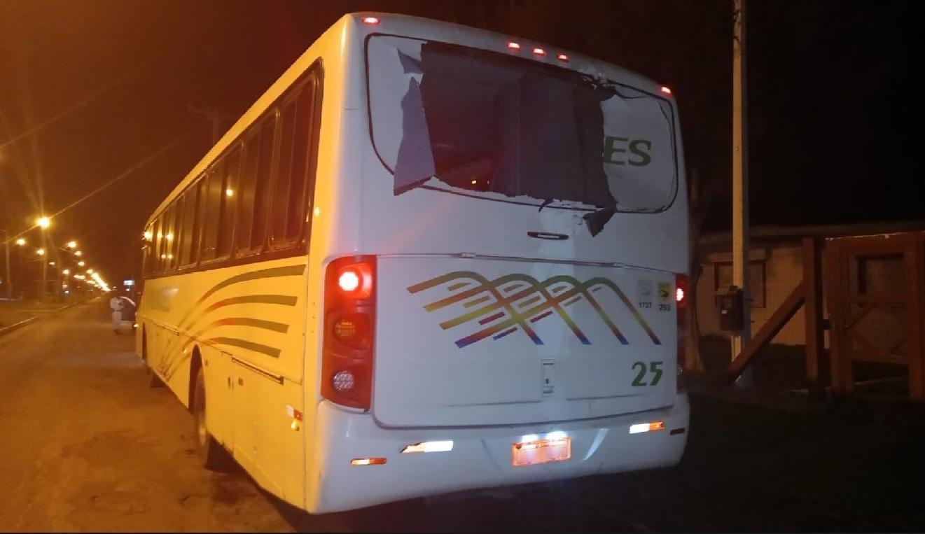 Coletivo &eacute; de uma empresa de transporte e turismo