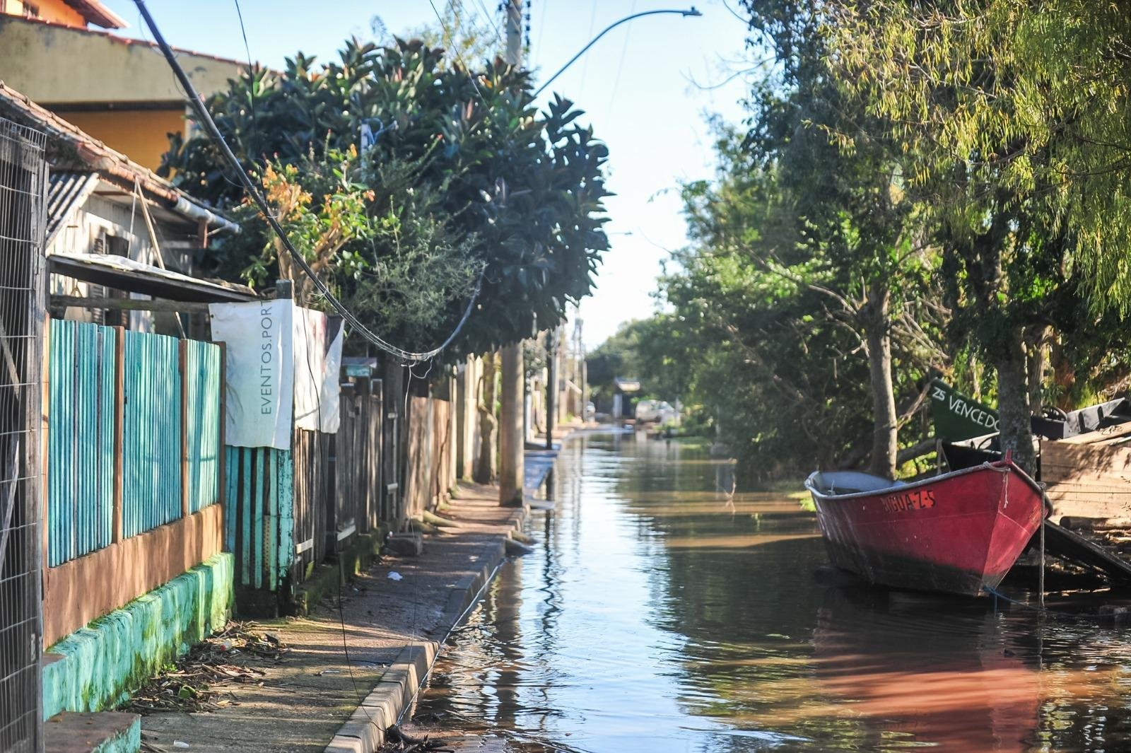 Moradores convivem com alagamentos desde a semana passada no bairro Arquip&eacute;lago