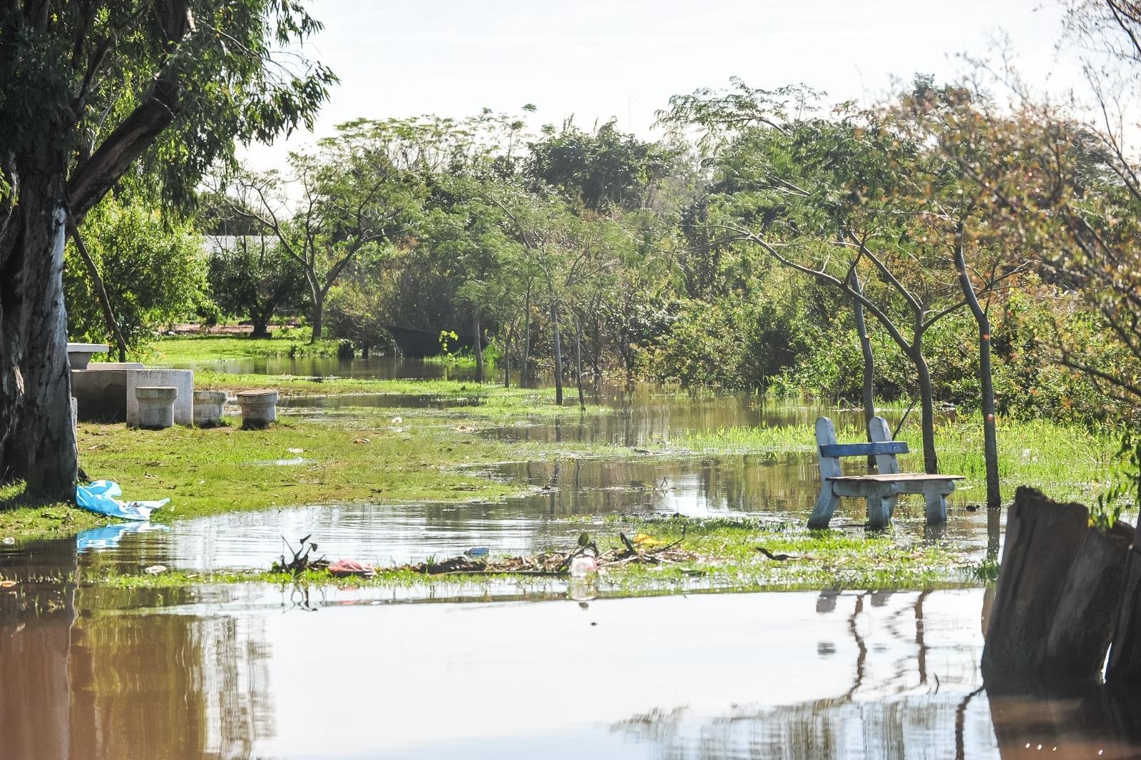 Parte da pra&ccedil;a Sans Souci, em Eldorado do Sul, foi tomada pelas &aacute;guas do Gua&iacute;ba
