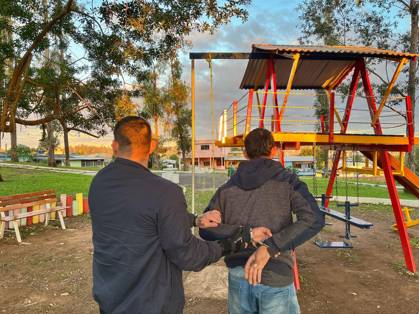 O homem foi preso pr&oacute;ximo aos brinquedos infantis de uma pra&ccedil;a atr&aacute;s de uma escola no Bairro Guajuviras.