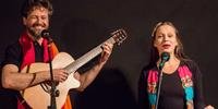 Cláudio Veiga e Raquel Grabauska apresentam canções que interagem com o público