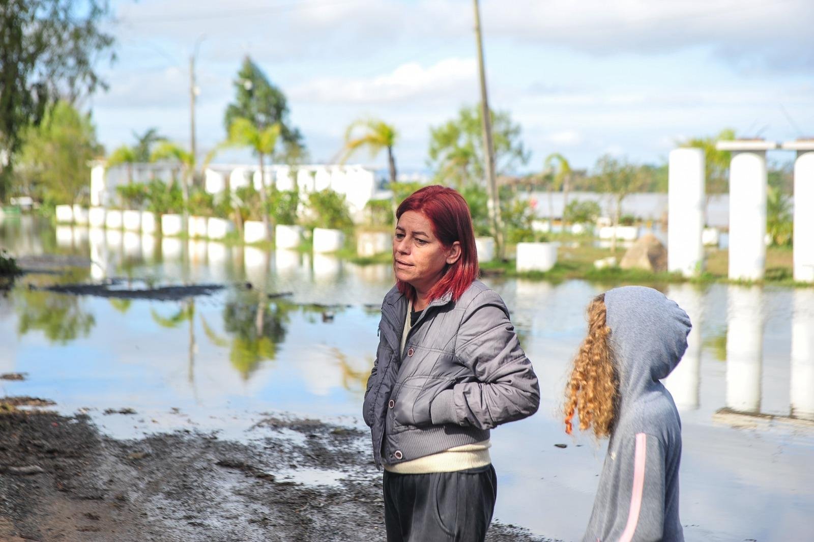 Aline e a filha Maria dependem do transporte coletivo na regi&atilde;o do bairro Mato Grande
