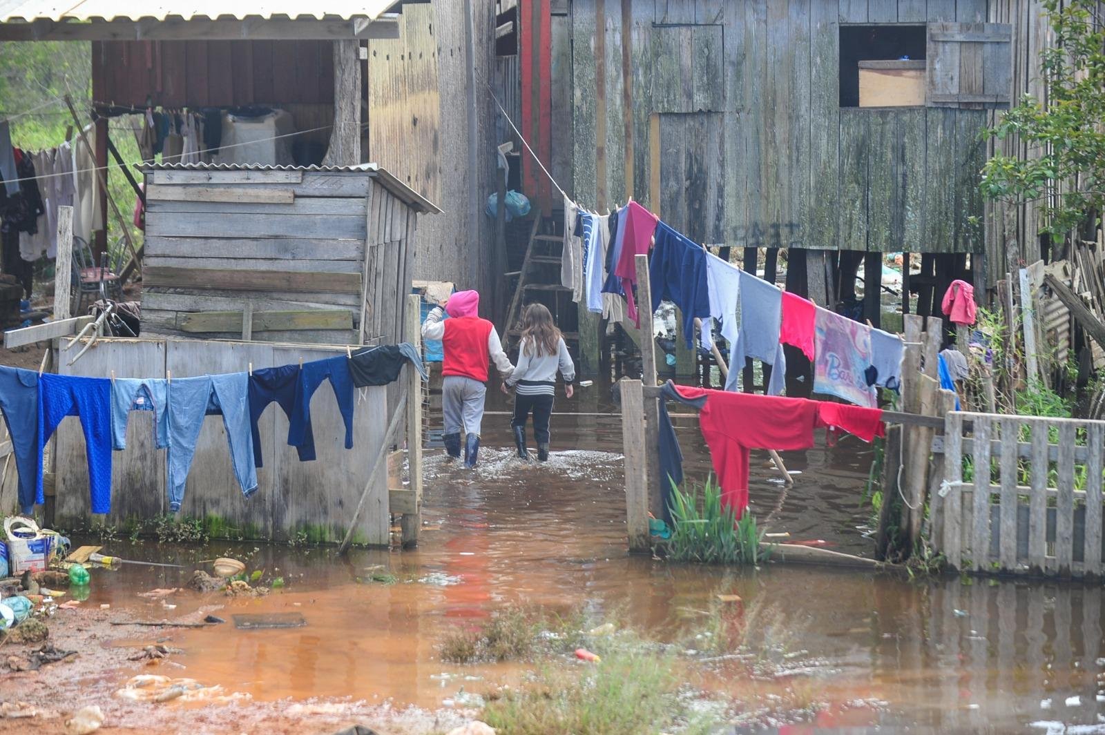 Lodo e &aacute;gua contaminada s&atilde;o rotineiros para os moradores da &aacute;rea a cada chuva forte