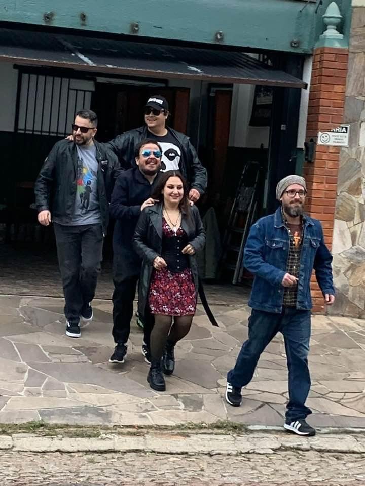 A banda porto-alegrense iniciou seus trabalhos em setembro de 2002, tocando Punk Rock
